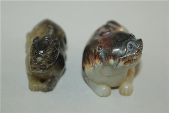 Two Chinese jade figures of mythical beasts, 18th / 19th century, 7cm